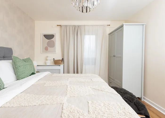 Luxury Apartment, Birmingham-Parking